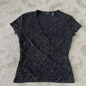 Women's EUC New York & Company Short Sleeve V Neck Top size XS in Black & White